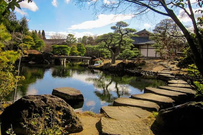 Taman Kering dengan Tanaman Bonsai